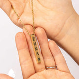 Kette mit Hundenamen und Pfotensymbol